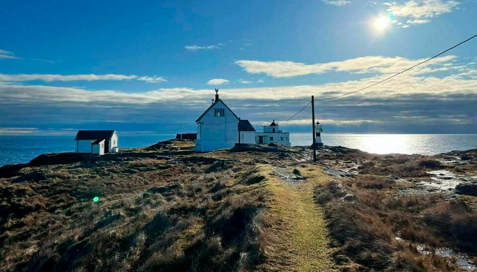 Songvår fyr i solnedgang.