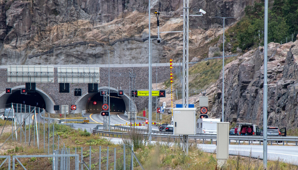 E39 Søgnetunnelen er stengt etter en trafikkulykke. E39 Søgnetunnelen er stengt etter en trafikkulykke.
