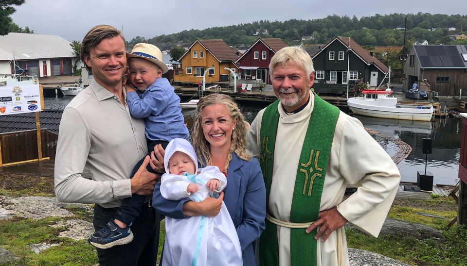 Søndag ble lille Maurits døpt ved Speiderhuset på Kårholmen. Mamma Christina viser stolt frem dåpsbarnet, mens pappa Morten Olsen Tørressen holder storebror Selmer. Håkon Borgenvik fra Flekkerøy kirke holdt gudstjenesten. Søndag ble lille Maurits døpt ved Speiderhuset på Kårholmen. Mamma Christina viser stolt frem dåpsbarnet, mens pappa Morten Olsen Tørressen holder storebror Selmer. Håkon Borgenvik fra Flekkerøy kirke holdt gudstjenesten.