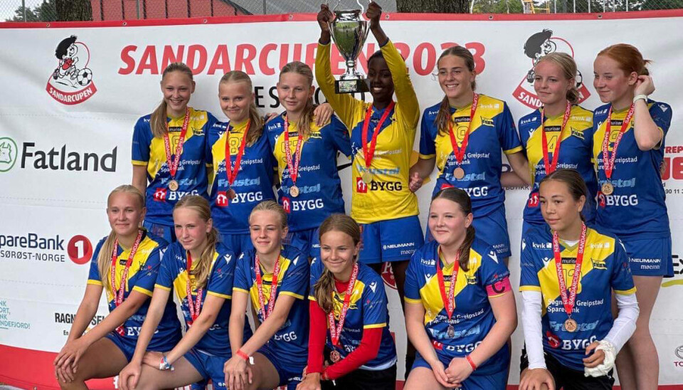 Greipstad fotballs jenter 14 med pokalen etter cupen søndag. Greipstad fotballs jenter 14 med pokalen etter cupen søndag.