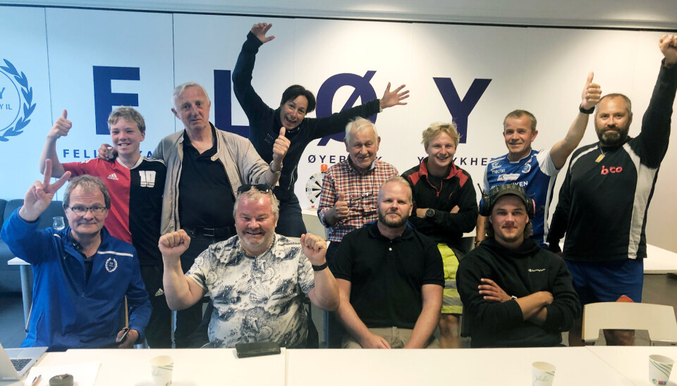 Det ble skikkelig jubel i klubbrommet mandag da Fløy vant 2-1 over AFK 2. Foran fra venstre Dagfinn Grastveit, Hugo Thoresen, Knut Ove Kristiansen og Ole Jørgen Johanson. Bak fra venstre Sondre Tofteland, Leif Arnesen, Gry Gamst Andås, Arild Nilsen, Johans Bjørne, Kenneth Vestberg og Richard Tørressen. Det ble skikkelig jubel i klubbrommet mandag da Fløy vant 2-1 over AFK 2. Foran fra venstre Dagfinn Grastveit, Hugo Thoresen, Knut Ove Kristiansen og Ole Jørgen Johanson. Bak fra venstre Sondre Tofteland, Leif Arnesen, Gry Gamst Andås, Arild Nilsen, Johans Bjørne, Kenneth Vestberg og Richard Tørressen.