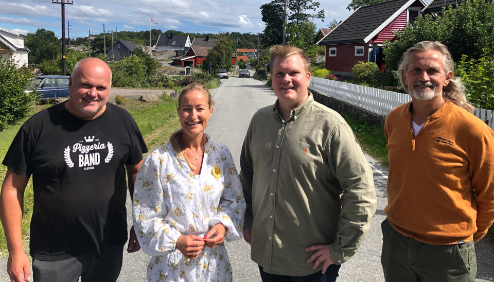 Leder av Flekkerøy Vel Frode Andersen t.v. KrF-politikerne Charlotte Beckmann Finnestad og Rune Andre’ Sørtveit Frustøl, samt Håkon Vestberg fra Flekkerøy Vel markerer her hvor den videre utbyggingen av gang og sykkelveien på Vesterøya stanser opp. De vil ha fortau helt ut til Åshavn. Leder av Flekkerøy Vel Frode Andersen t.v. KrF-politikerne Charlotte Beckmann Finnestad og Rune Andre’ Sørtveit Frustøl, samt Håkon Vestberg fra Flekkerøy Vel markerer her hvor den videre utbyggingen av gang og sykkelveien på Vesterøya stanser opp. De vil ha fortau helt ut til Åshavn.