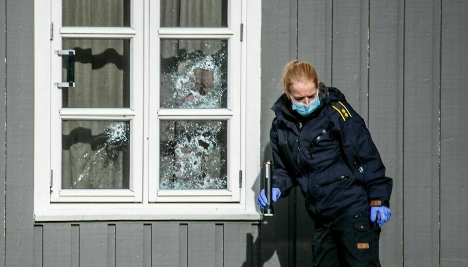 Kriminaletterforskere på stedet søndag formiddag 11. april 2021.