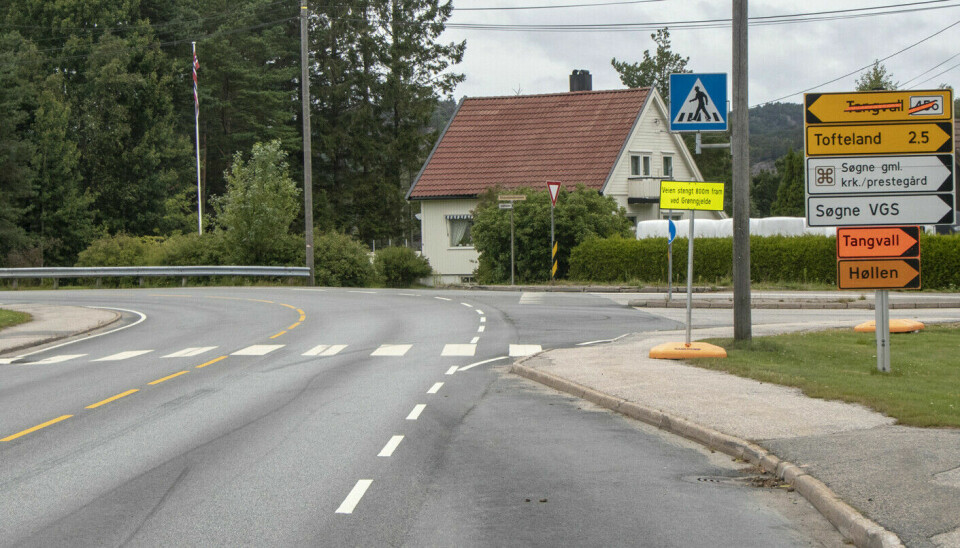 Omkjøringen er skiltet flere steder om du kommer fra øst på Langenesveien eller Stauslandsveien.