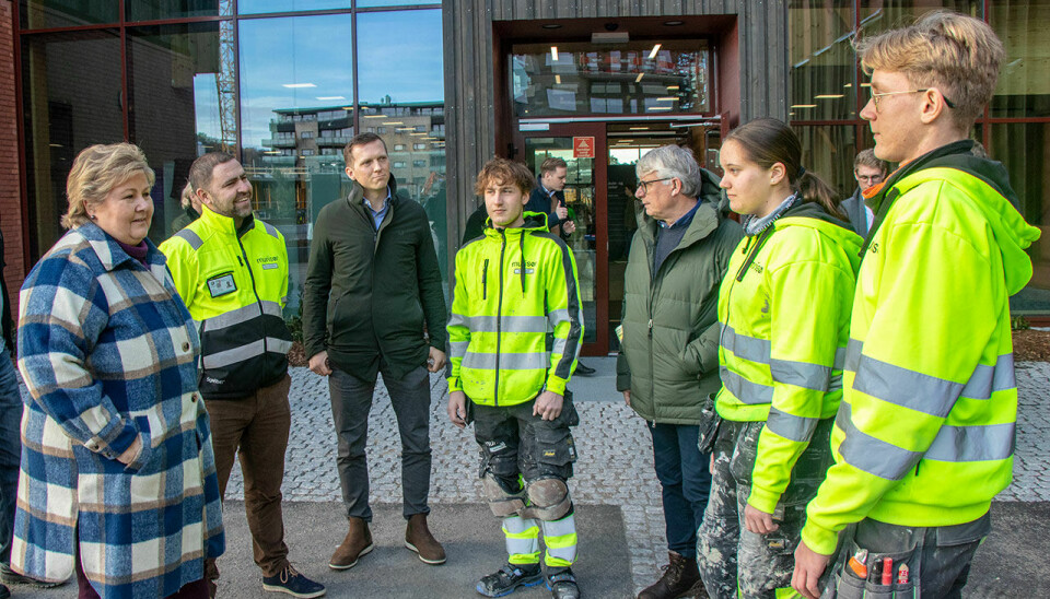 Partileder Erna Solberg besøkte i januar det nye skolesenteret på Tangvall.