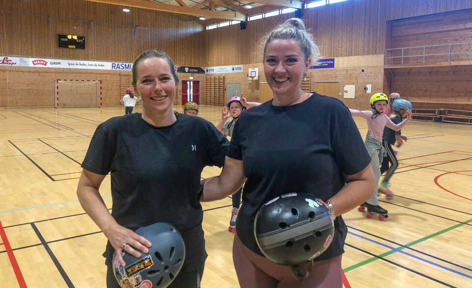 Tine Andersen t.v. og Elise Berentsen er trenere for alle jentene som koser seg på rulleskøytene i Idda Arena.
