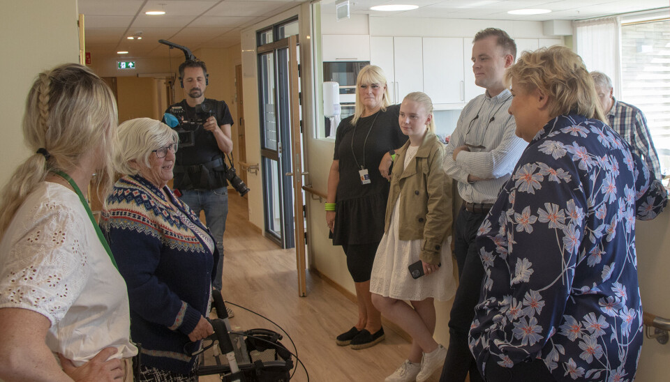 Erna Solberg i livlig passiar med beboere på Kleplandstunet onsdag. Erna Solberg i livlig passiar med beboere på Kleplandstunet onsdag.