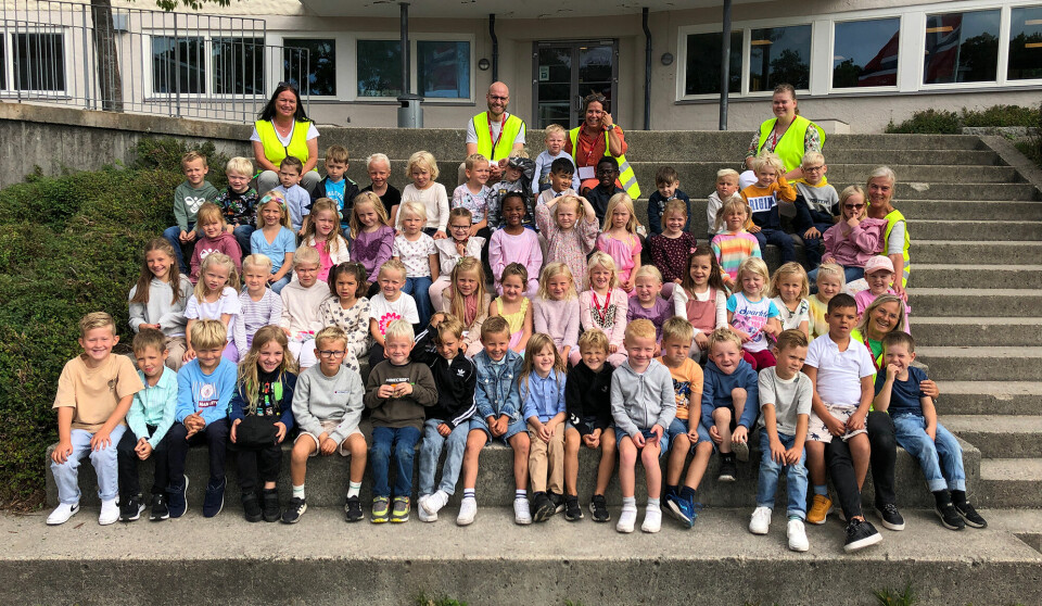1. klassingene samlet på trappa til Flekkerøy skole torsdag formiddag.