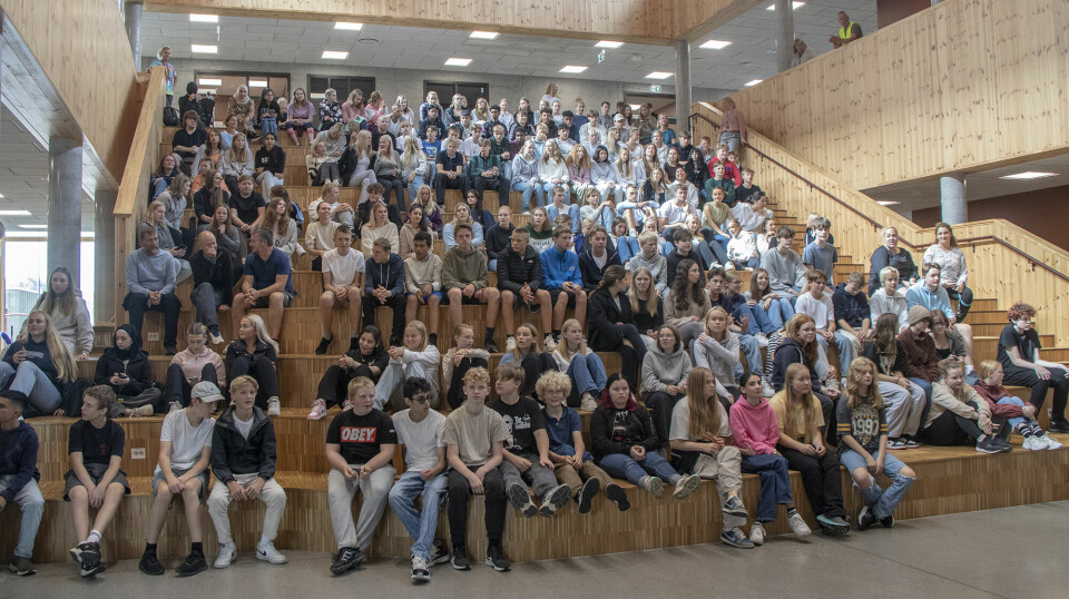 Elever ved Søgne skolesenter samlet for å høre på klima- og miljøminister Espen Barth Eide.