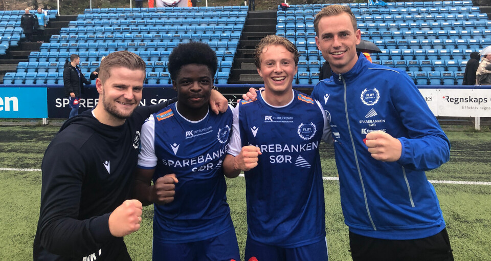 Glade Fløy-gutter etter 3-0-seieren mot Arendal. Fra venstre trener Marius Kjørvik Johansen og videre målscorerne Josias King Furaha, Levi Eftevaag og Kristian Eriksen.
