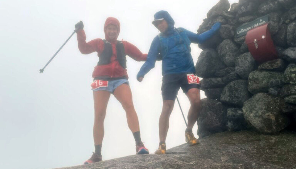 Helge og jeg på løypas høyeste punkt, Ljomsnuten 1268 moh. Her var det bare å holde seg godt fast.