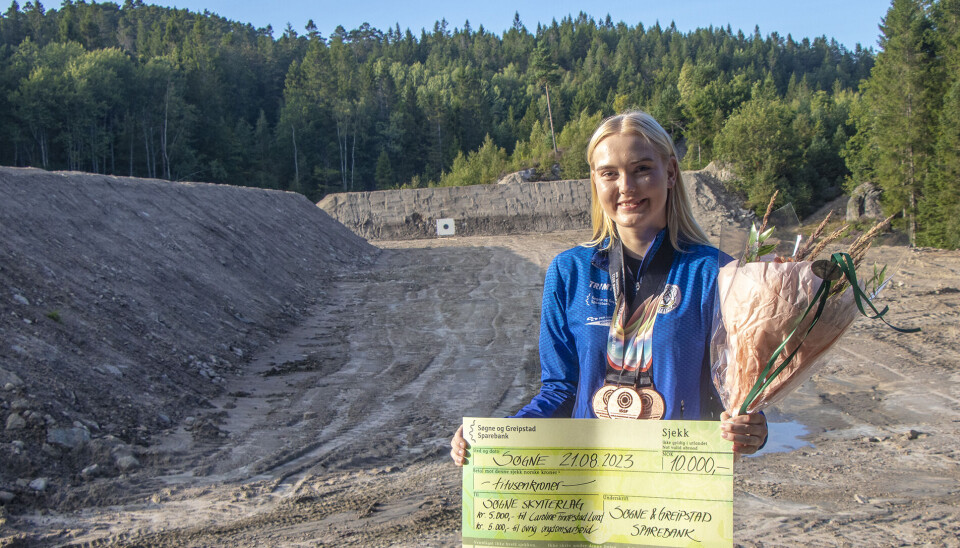 Caroline Finnestad Lund foran den nye 100-metren i Årdalen med sine tre VM-medaljer fra Sør-Korea. Caroline Finnestad Lund foran den nye 100-metren i Årdalen med sine tre VM-medaljer fra Sør-Korea.