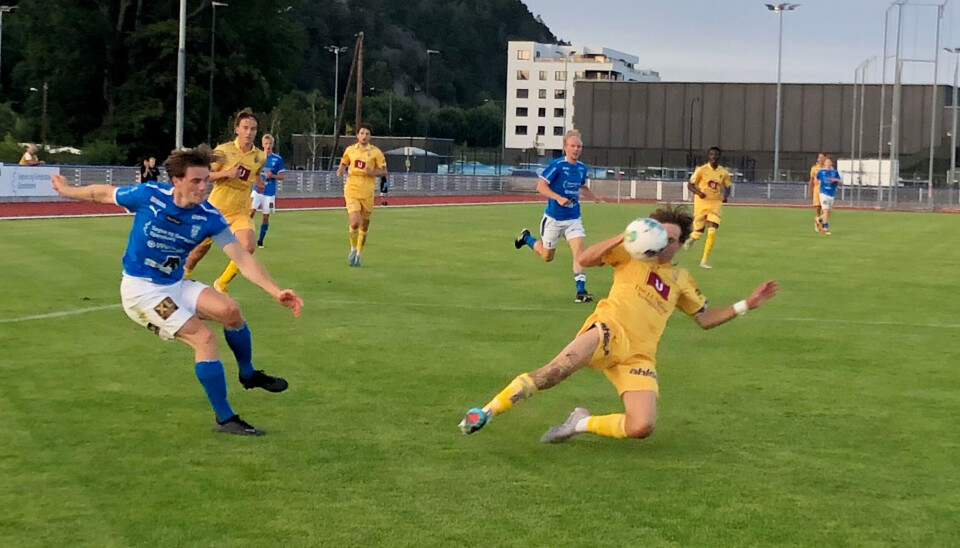 Hansi Enoksen var så nærme scoring, men ballen nådde ikke nettmaskene denne gangen heller. Hansi Enoksen var så nærme scoring, men ballen nådde ikke nettmaskene denne gangen heller.