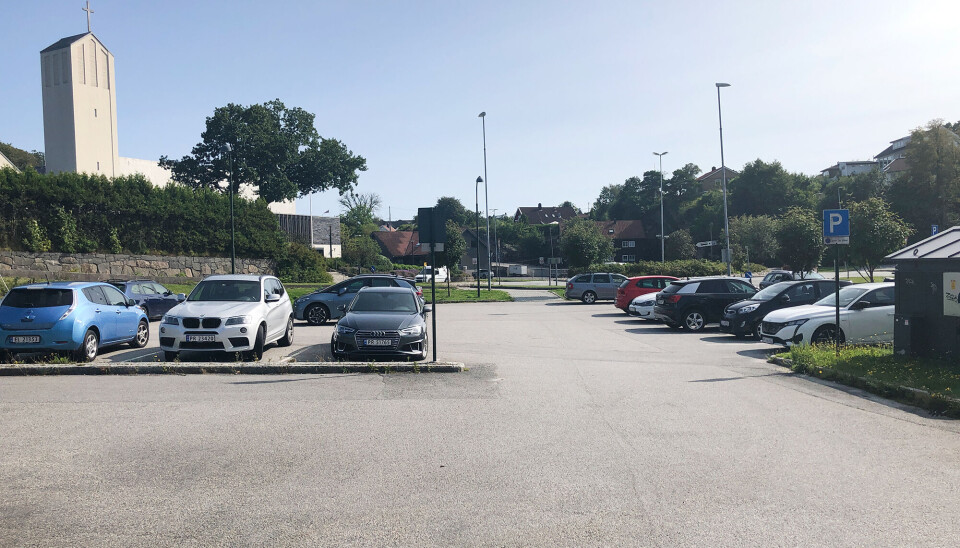På andre siden av veien ved Flekkerøy kirke var det nesten fullt onsdag. På andre siden av veien ved Flekkerøy kirke var det nesten fullt onsdag.