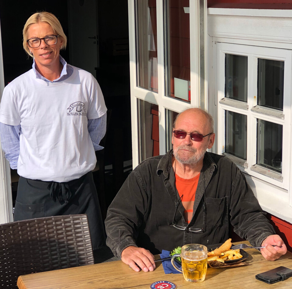 Svein Eikeland som var en av de siste gjestene nyter Fish and chips servert av Marianne Fidje.