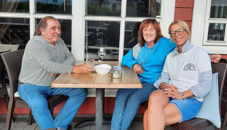 De aller siste spisegjestene Anne og Eddie Lesund sammen med servitør Marianne Fidje. De aller siste spisegjestene Anne og Eddie Lesund sammen med servitør Marianne Fidje.