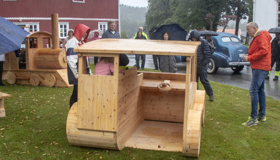 – Det har siden blitt til biler, båter, tog og fly i tillegg til produksjon av benker, sier Haraldstad samtidig som han stolt viser frem bedriftens nyeste bilmodell, familiebilen som også er tilrettelagt for barn som bruker rullestol eller har bevegelsesutfordringer. – Det har siden blitt til biler, båter, tog og fly i tillegg til produksjon av benker, sier Haraldstad samtidig som han stolt viser frem bedriftens nyeste bilmodell, familiebilen som også er tilrettelagt for barn som bruker rullestol eller har bevegelsesutfordringer.