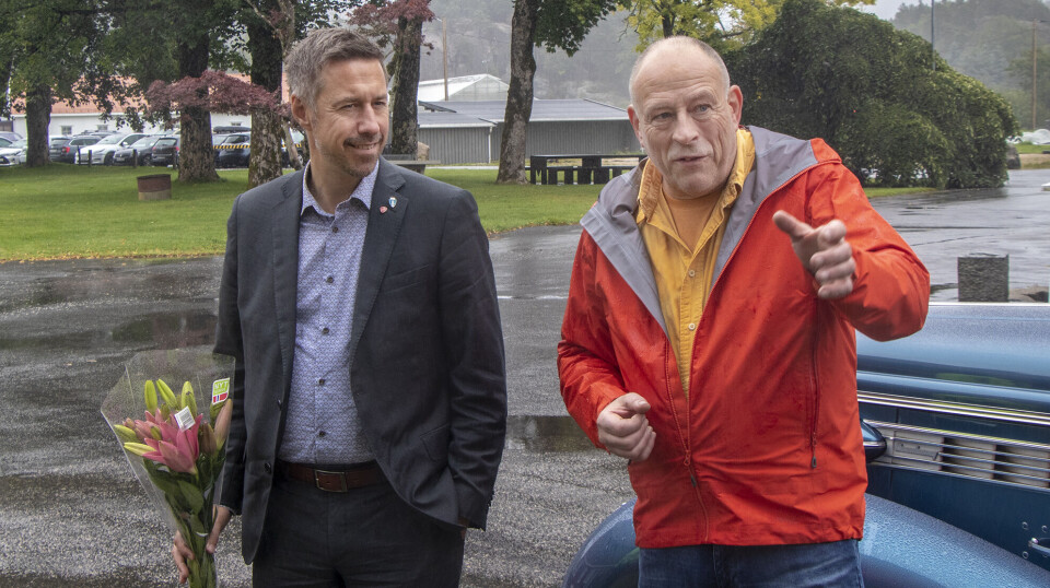 Johnny Haraldstad forklarer Lindesnesordfører Even Tronstad Sagebakken om bedriftens nyeste bilmodell, familiebilen.