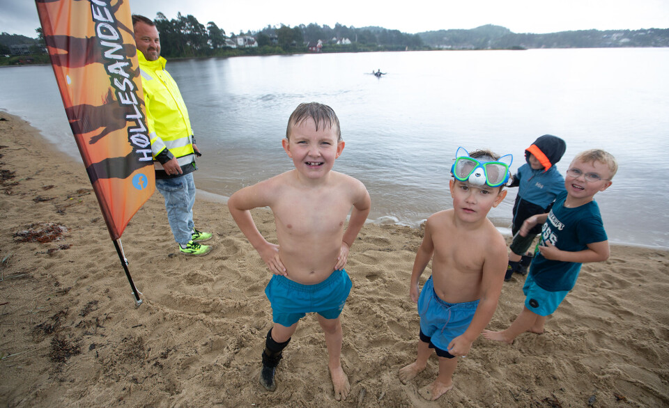 Julian (7) og Sigurd (8) like før de var klare til å krysse elvemunningen frem og tilbake. Festivalsjef Svend Åge Lauvrak (t.v.) stod for selve starten.