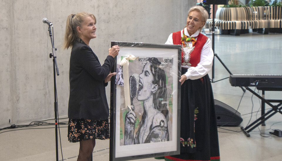 Kristiansands ordfører Jan Oddvar Skisland (Ap) overleverte dette kunstverket til de to rektorene Elin Rekve og Anita Fredriksen ved Søgne skole- og idrettssenter.