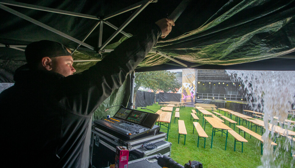 Benjamin Mortensen i LX Design hadde nok å gjøre med å holde vannet unna miksebordene som styrer lyden på scenen. Benjamin Mortensen i LX Design hadde nok å gjøre med å holde vannet unna miksebordene som styrer lyden på scenen.