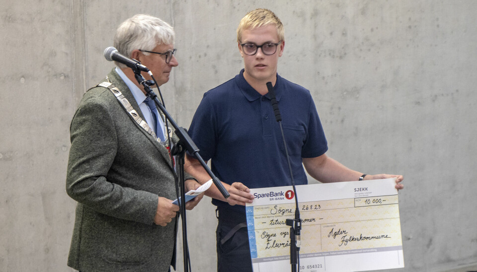 Fylkesordfører Arne Thomassen hadde med seg en gavesjekk på 10.000 kroner til elevrådet ved skolen.