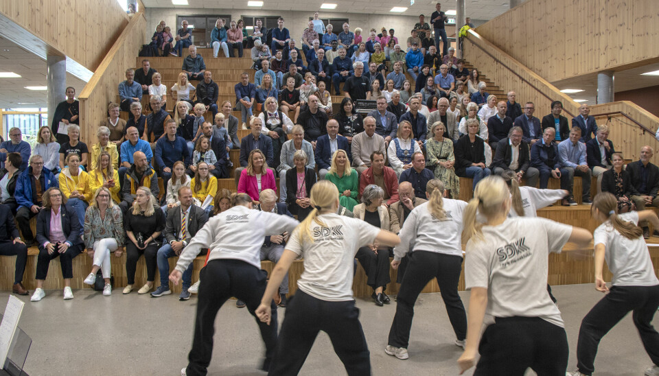 En gruppe fra Søgne danseklubb var først ute med å underholde statsråd, fylkesordfører, ordfører og resten av publikum under den offisielle åpningen av Søgne skole- og idrettssenter.