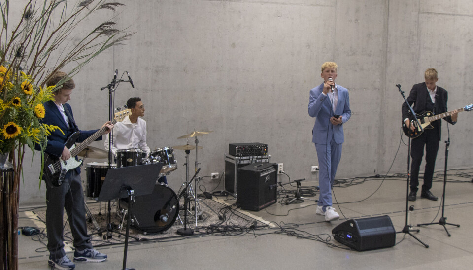 Kulturskolens eget band var blant artistene som underholdt gjestene ved den offisielle åpningen av Søgne skole- og idrettssenter på Tangvall. Kulturskolens eget band var blant artistene som underholdt gjestene ved den offisielle åpningen av Søgne skole- og idrettssenter på Tangvall.