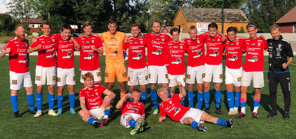 Søgnes spillere og trener jubler for seier i vanskelig bortekamp mot Trauma.