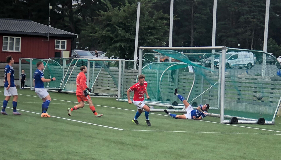 Markus Aamodt scorer kampens første mål. Markus Aamodt scorer kampens første mål.