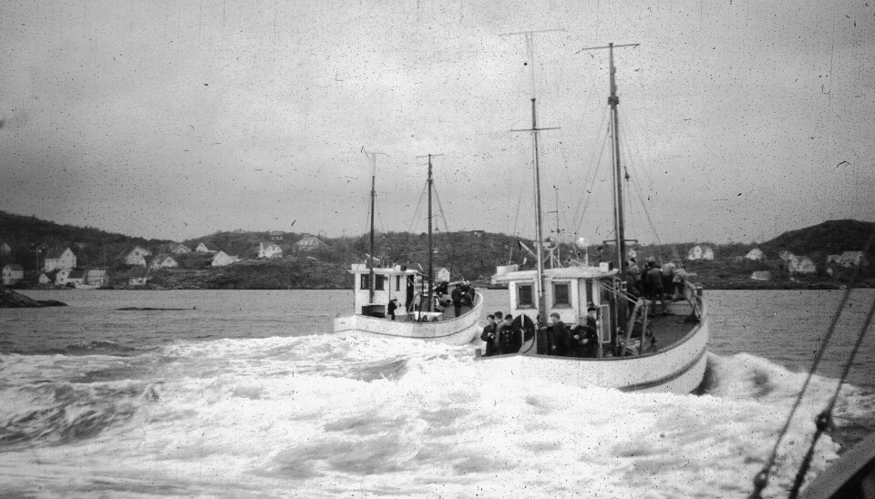 «Bris» kappkjører med «Sheik» inn Mæbøfjorden. «Bris» kappkjører med «Sheik» inn Mæbøfjorden.
