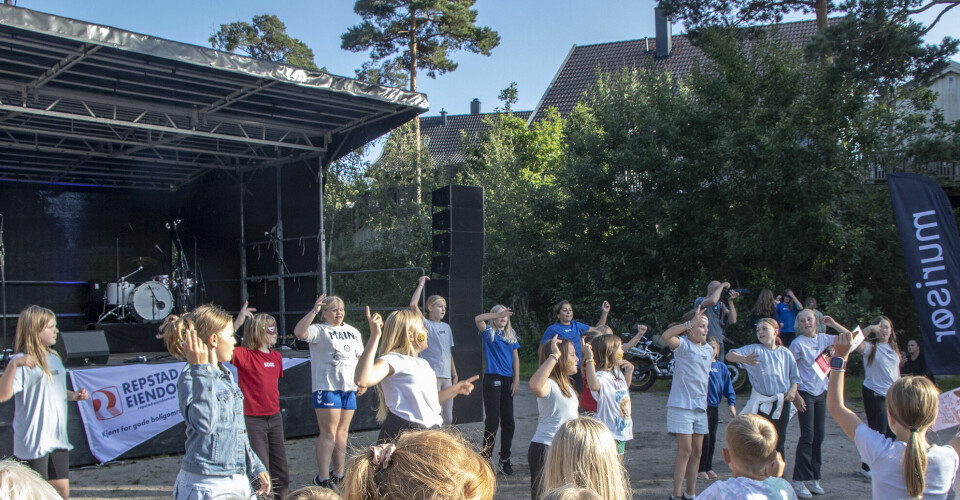 Alltid like populære Søgne danseklubb på Vedderheiakonserten 2023.