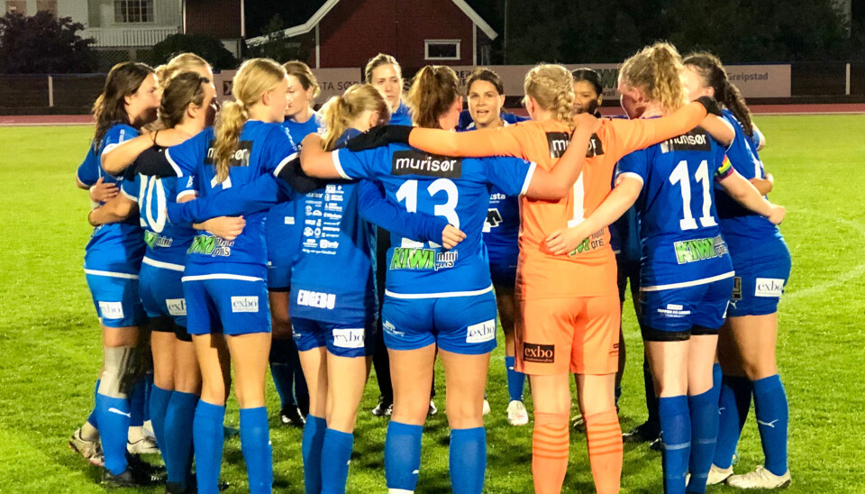 Søgne-spillerne feirer sin tredje seier på rad.