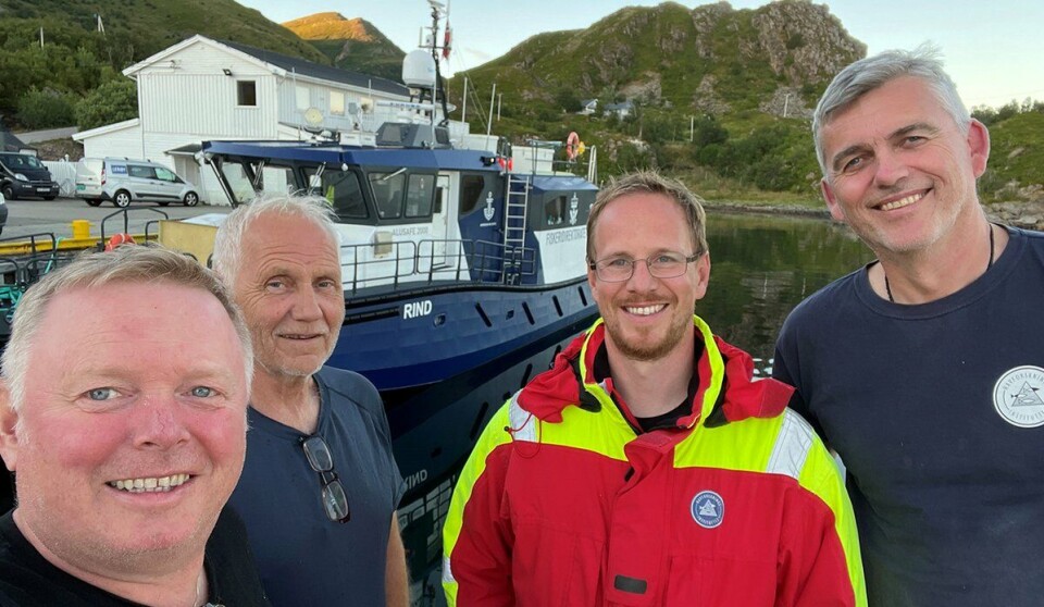 Teamet som var ute og merket håbrann. Fra venstre: Inspektør Harald Knotten og skipper Palmar Knardal (Fiskeridirektoratet), forskerne Keno Ferter og Otte Bjelland (HI). I bakgrunnen ser du båten Rind, fra Fiskeridirektoratets sjøtjeneste.