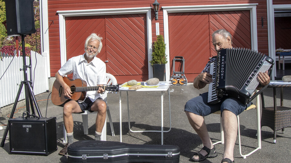 «Sterkt assosiert» med Høllegada, Finn Thomassen på trekkspill sammen med Tony Valberg på gitar. Sammen sørget de for musikk til allsangen på gatefesten.
