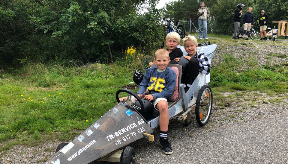 Olai, Mats og Simon i bilen «Dodge» som har vunnet Olabilløpet tre ganger tidligere.