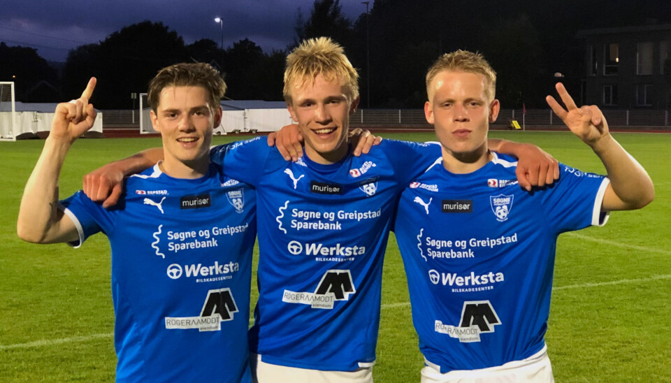 Målscorerne Hansi Enoksen og Jonas Seim med banens gigant Håkon W. Fjeld (i midten ).