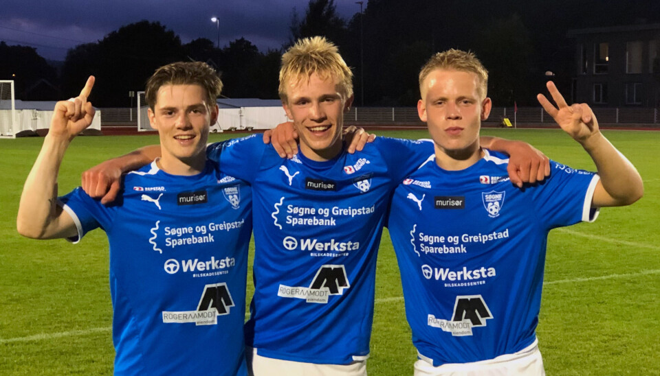 Målscorerne Hansi Enoksen og Jonas Seim med banens gigant Håkon W. Fjeld (i midten ). Målscorerne Hansi Enoksen og Jonas Seim med banens gigant Håkon W. Fjeld (i midten ).
