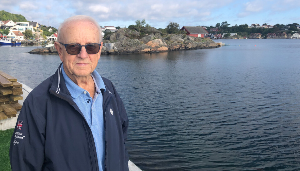 Her står Arnt på den ytterste brygga i Vraget. Til høyre ser dere den røde fritidsboligen på Vragholmen. Arnt og Randi eier halvparten av holmen.