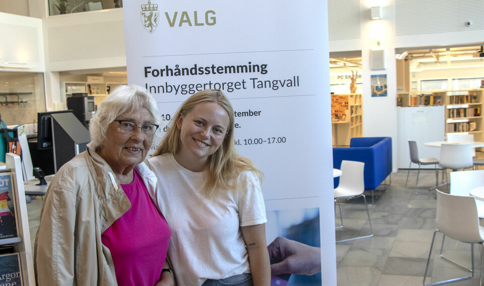 – Vi minner hverandre på at vi skal stemme, sier Oda Sofie Pettersen og Ingrid Pettersen.