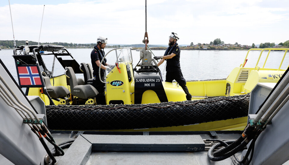 Flotiljemester Eilif Joy sammen med kollega ombord i en sjøbjørn på Kystvaktfartøyet KV Nornen i Oslofjorden.