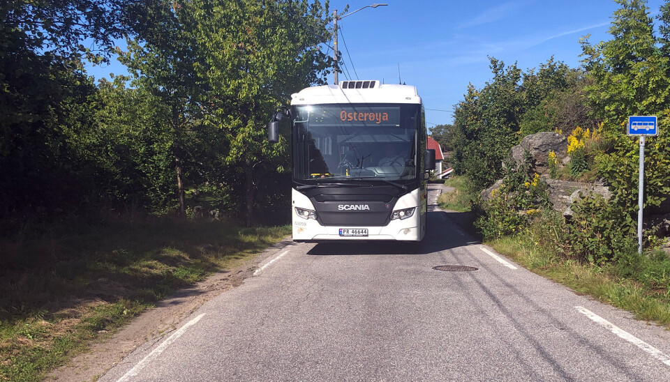 Fylkesveien på Vesterøya på Flekkerøy er smal og mangler gang- og sykkelvei). Fylkesveien på Vesterøya på Flekkerøy er smal og mangler gang- og sykkelvei).