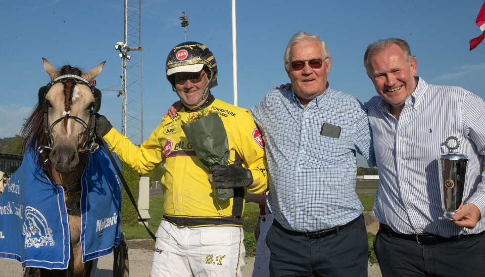 Øystein Tjomsland feiret Derby-triumfen sammen med eierne Tore Gard og Kjell Magne Andersen på seremoniplass. Øystein Tjomsland feiret Derby-triumfen sammen med eierne Tore Gard og Kjell Magne Andersen på seremoniplass.