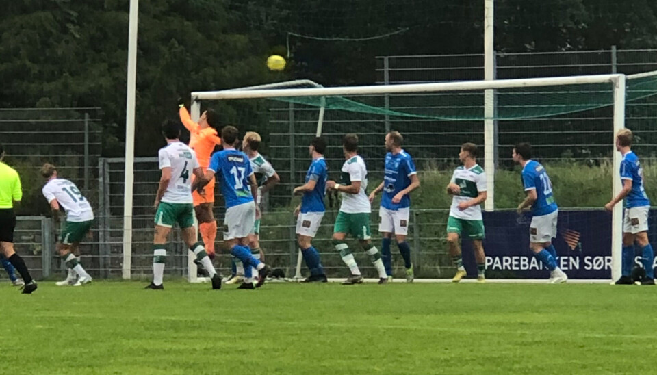Vågs gode målvakt fister ballen over mål. Vågs gode målvakt fister ballen over mål.