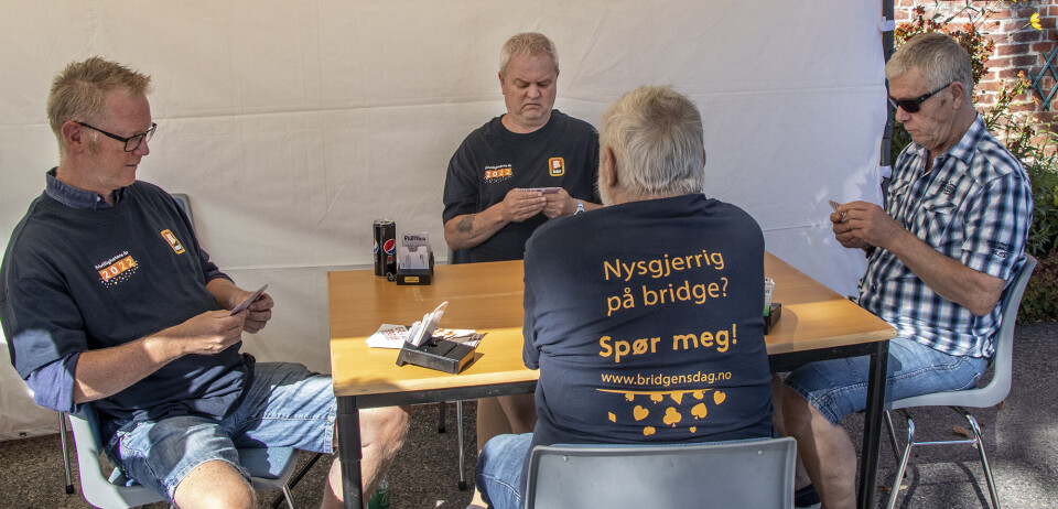 Rundt bordet: Øyvind Lorentsen, Magne Lorentsen, Olav Ringvoll og Per Holmen med ryggen til.
