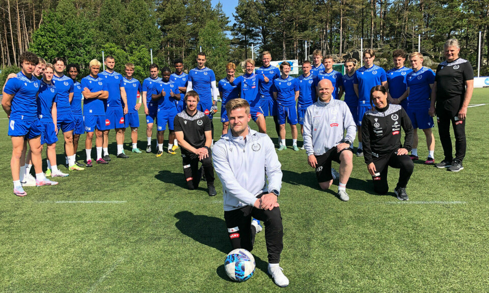 Marius Kjørvik Johansen (i front) overtok treneransvaret i Fløy 1. juni. Etter et par dager samlet han hele troppen for et bilde til N247. - Vi frykter ingen, sier han før møtet med hardtsatsende Egersund som kommer til øya lørdag.