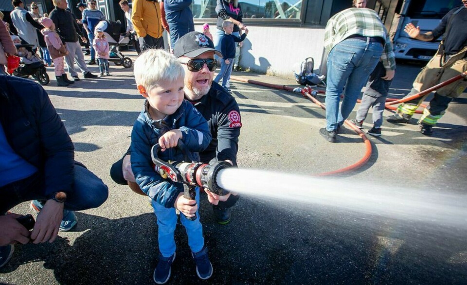 Prøving av brannslange er alltid et populært innslag under brannvesenets Åpen dag-arrangement.