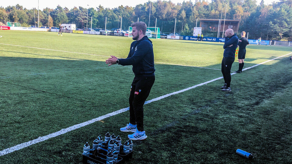 Fløy-trener Marius Kjørvik Johansen manet spillerne ekstra mot slutten da Fløy presset på for ei utlikning.