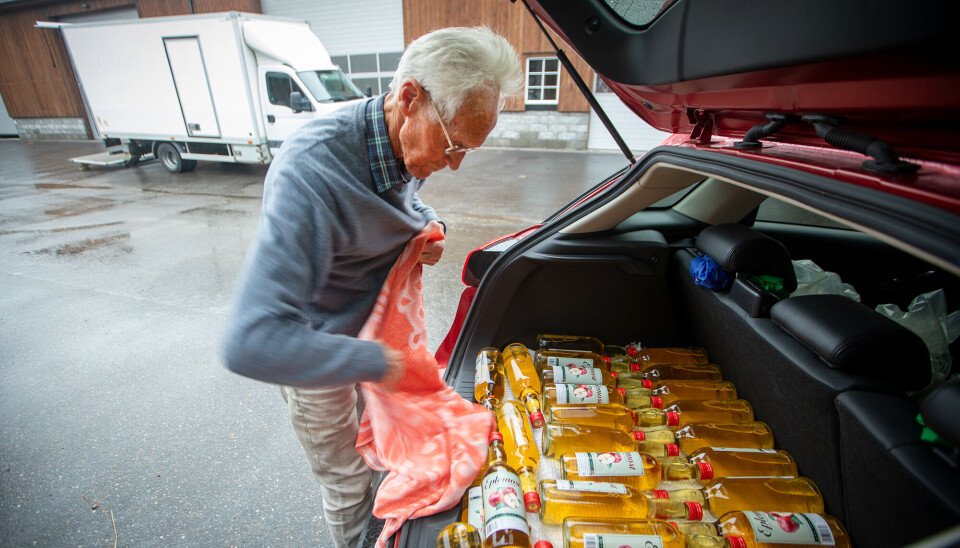 – Jeg plukker mye epler hos en nabo som har for mange trær, sa Einar Skeie fra Holum som fylte bagasjerommet med eplemost torsdag ettermiddag.
