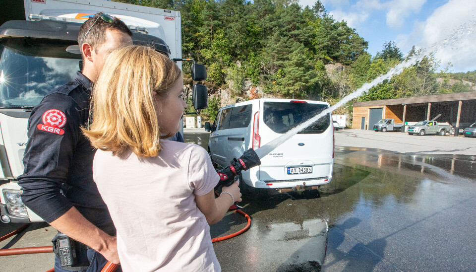 Mathea (9) var en av mange som sprutet vann lørdag formiddag. Mathea (9) var en av mange som sprutet vann lørdag formiddag.